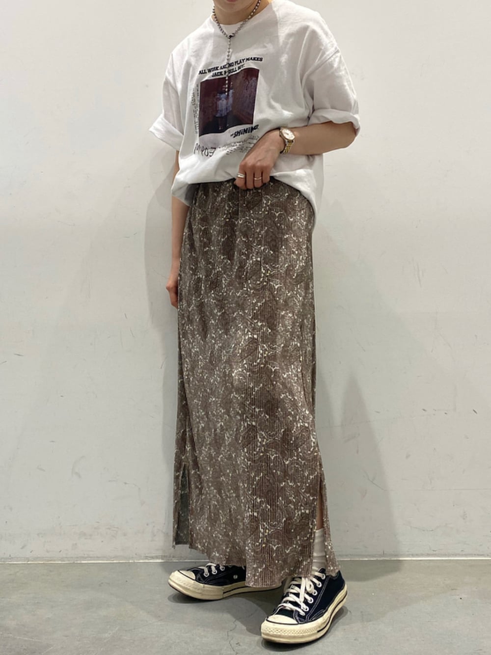 ブラウン系のワンピース/ドレス、ホワイト系のTシャツ/カットソーを着用したレディースの春コーディネートの1枚目の写真