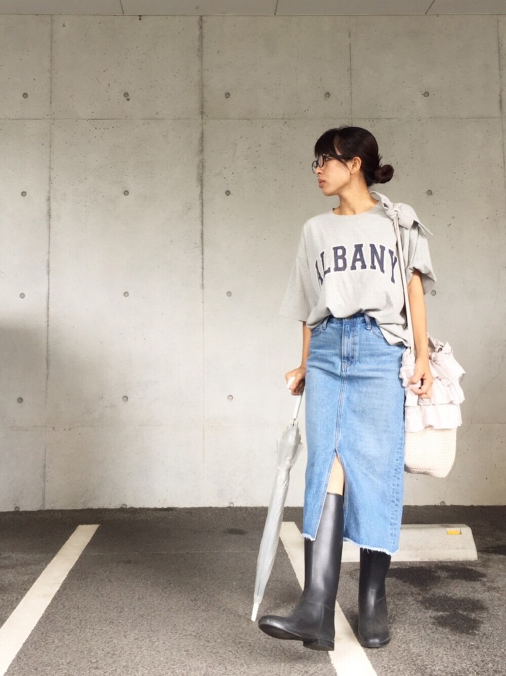 「雨の日コーデ、デニムスカート、楽チンコーデ、フリルバッグ、メガネ女子、レインブーツ、カジュアル、通勤コーデ」｜「niko and...の綿アソートランドネームTシャツ【niko and ...】（Tシャツ/カットソー、グレー系）」を使った、yurryさん（レディース・159cm）の夏コーディネートの1枚目の写真