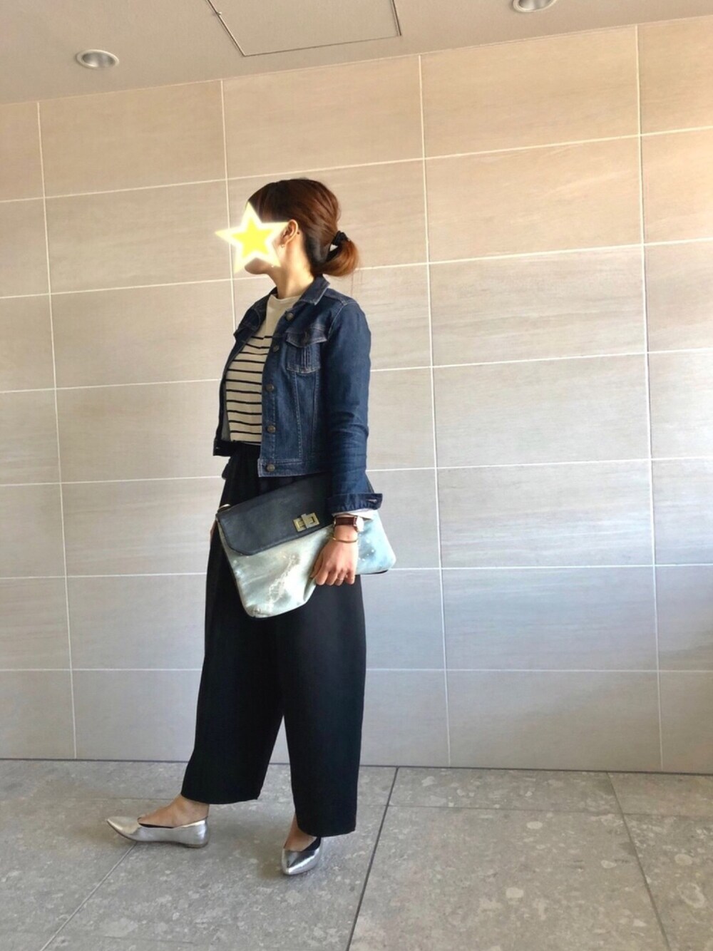 ブルー系のデニムジャケット、ホワイト系のTシャツ/カットソー、ブラック系のその他パンツを着用したレディースの春コーディネートの1枚目の写真