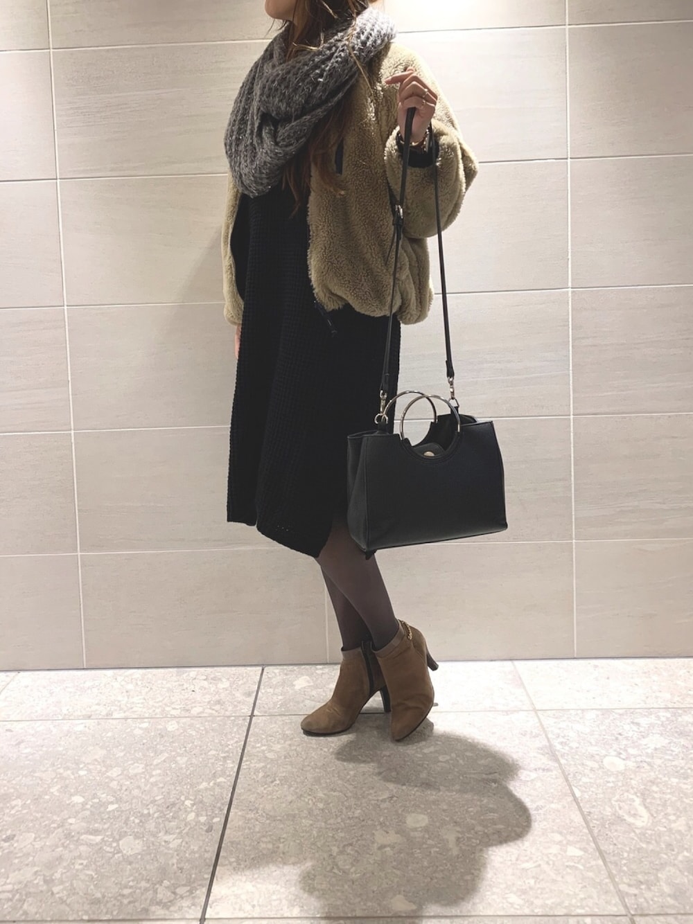 「ニットワンピース、ボアブルゾン、スヌード、ブーティ、ショルダーバッグ、UNIQLO、URBAN RESEARCH、ユナイテッドアローズ」｜「BEAUTY&YOUTH UNITED ARROWSのBYSF ラメ/スパンコール ニットスヌード2 ◆（ストール/ショール、グレー系）」を使った、miiさん（レディース・162cm）の冬コーディネートの1枚目の写真
