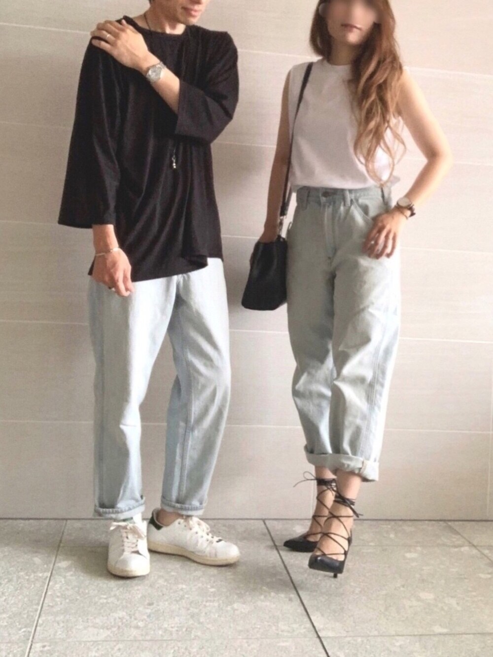 ホワイト系のTシャツ/カットソー、ブルー系のデニムパンツ、ブラック系のショルダーバッグを着用したレディースの夏コーディネートの1枚目の写真