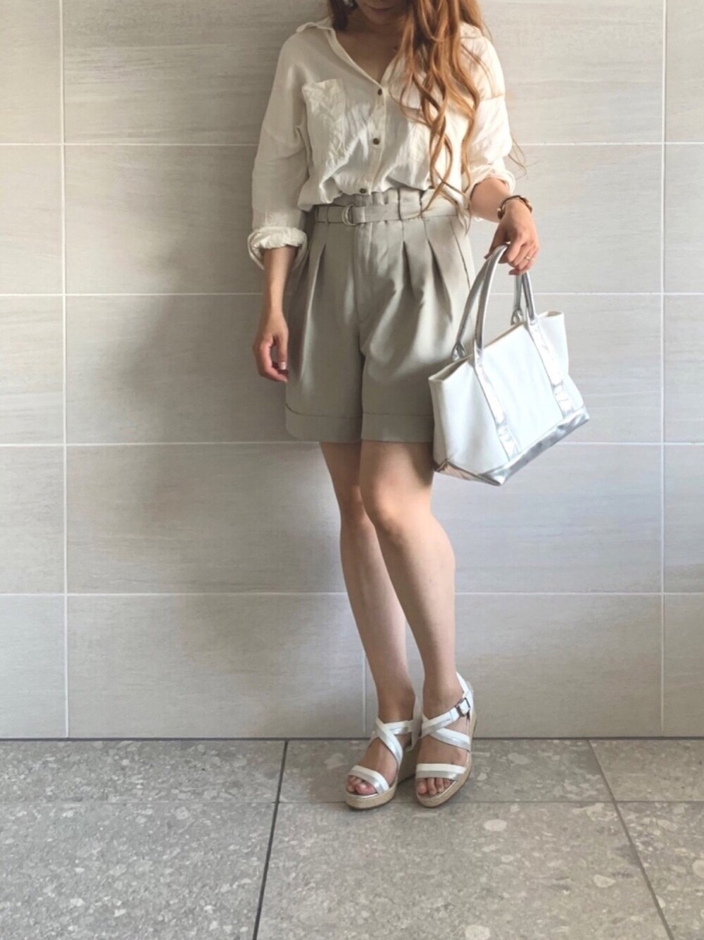 ホワイト系のシャツ/ブラウス、ベージュ系のパンツ、ホワイト系のトートバッグを着用したレディースの夏コーディネートの1枚目の写真