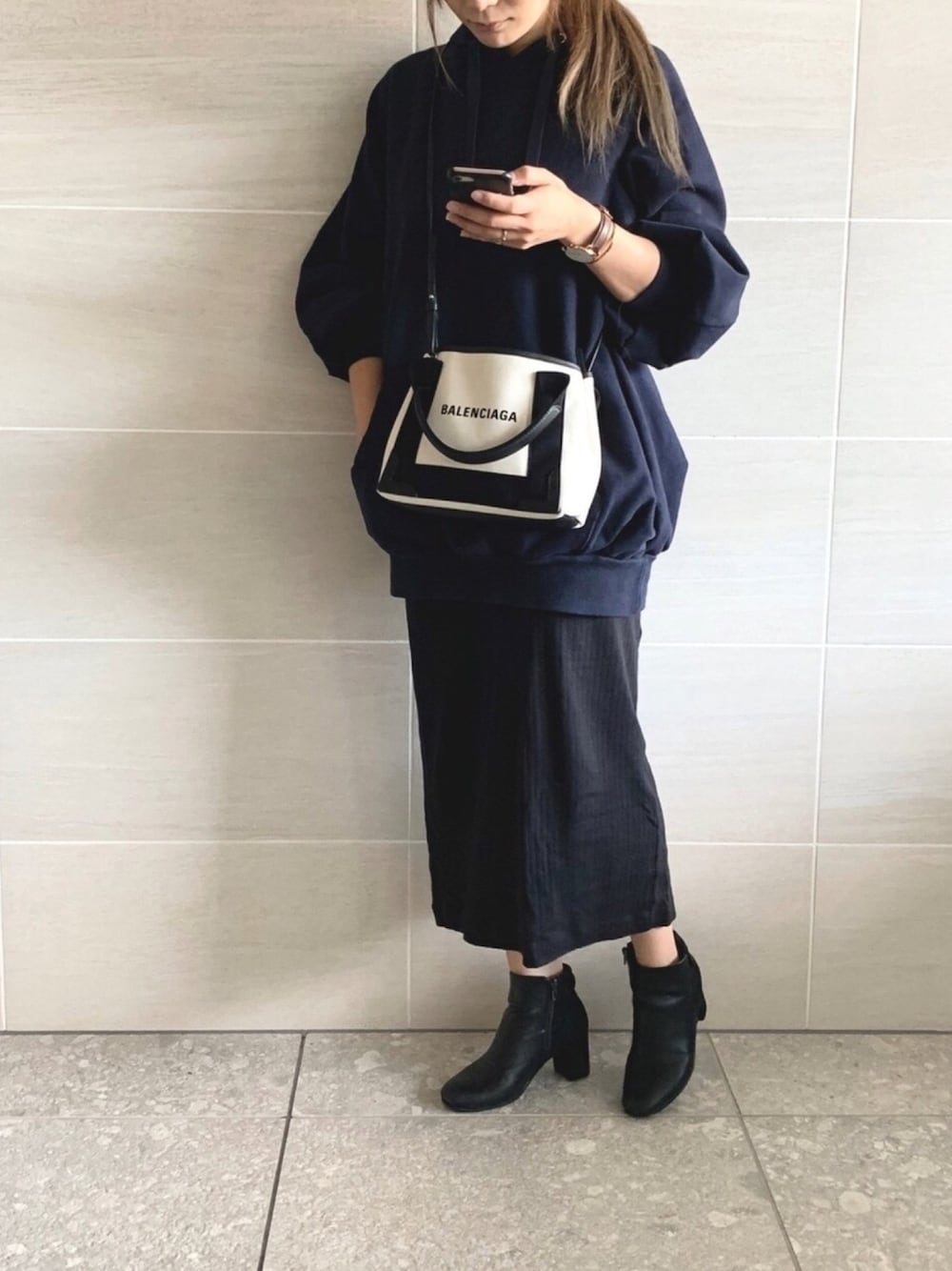「秋のコーデ、ワントーンコーデ、オーバーサイズ、パーカー、タイトスカート、ブーツ、ショルダーバッグ、BALENCIAGA、おしゃれさんと繋がりたい、ビッグシルエット」｜「SNIDELの【sweet,ar４月号掲載】オーバーフーディーワンピース（パーカー、ブルー系）」を使った、miiさん（レディース・162cm）の秋コーディネートの1枚目の写真
