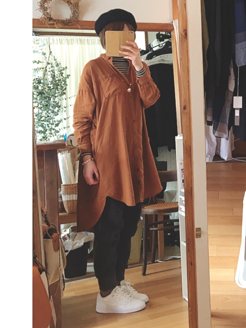 「シャツワンピ、ベレー、タートルネック、秋冬、セレクトショップ、コクリコ#coquelicot、飛騨高山」｜「Brocanteのアイテム（シャツ/ブラウス、オレンジ系）」を使った、konamiさん（レディース・164cm）の冬コーディネートの1枚目の写真