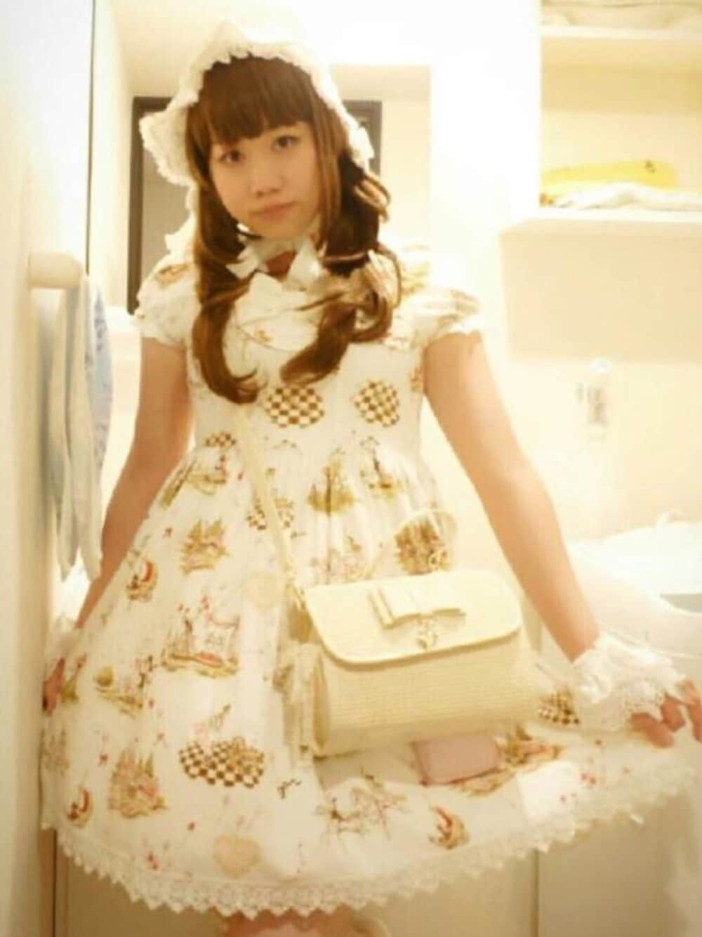 「かごバッグ、夢展望、ロリータ、ロリィタ、BABY, THE STARS SHINE BRIGHT、半袖ワンピース、遊園地柄、ボンネット、Brightlele、アリスインファンフェア、前髪ウィッグ、ハーフウィッグ、お袖留め、パフスリーブ」｜「no brandのリメイク/レースのリボンバッグチャーム(生成)（チャーム、ホワイト系）」を使った、✞𝔪𝖎𝖈𝖍𝖊𝖙𝖙𝖊✞さん（レディース・162cm）の秋コーディネートの1枚目の写真