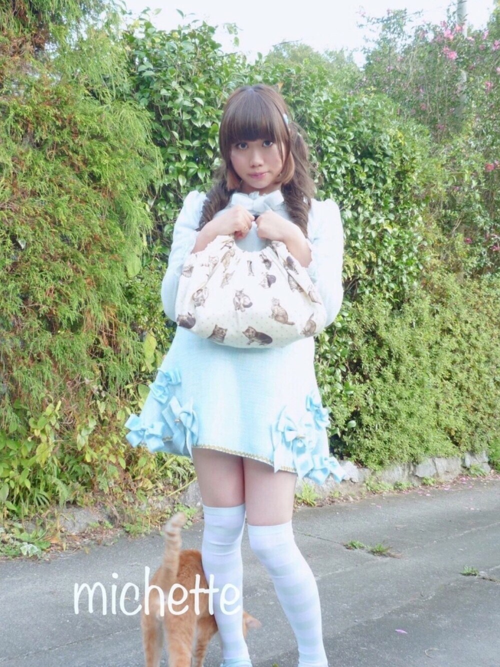 「前髪ウィッグ、PRISILA、カーディガン、BODYLINE、ミニスカート、BABY, THE STARS SHINE BRIGHT、オーバーニーソックス、ネコ、ロリータ、ロリィタ」｜「no brandのラインストーン付き立体クマモチーフネックレス(ゴールド)（ネックレス、ゴールド系）」を使った、✞𝔪𝖎𝖈𝖍𝖊𝖙𝖙𝖊✞さん（レディース・162cm）の冬コーディネートの1枚目の写真