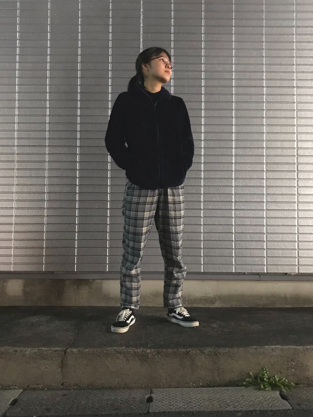 「UNIQLO、ユニクロコーデ、フリース、チエックパンツ、VANS、メンズライク、モノトーン、冬コーデ、ファー、プチプラ」｜「UNIQLOのフラッフィーフリースフルジップジャケット（長袖）（その他アウター、ブルー系）」を使った、sinoca☺︎さん（レディース・165cm）の秋コーディネートの1枚目の写真