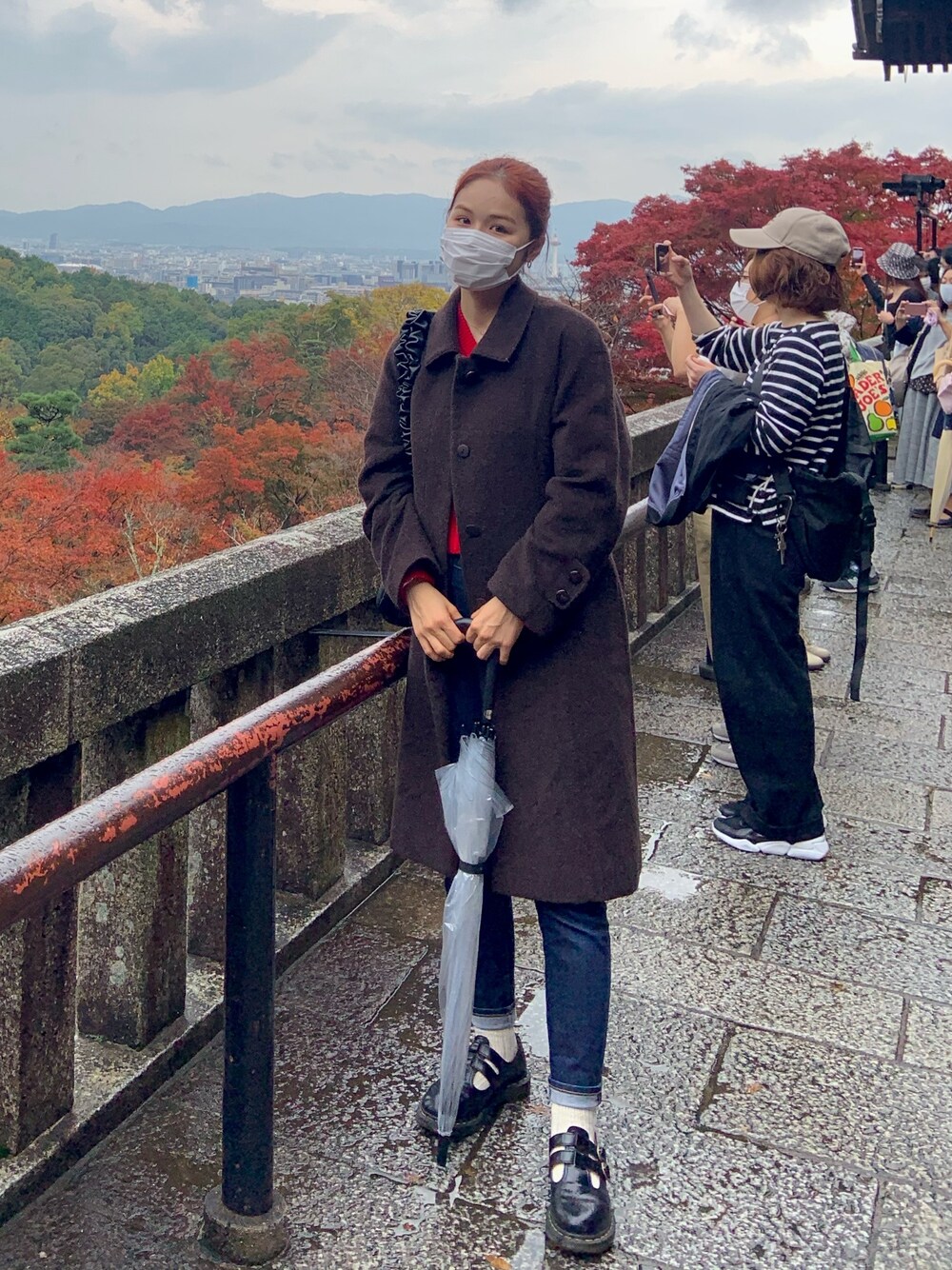 「ZARA、UNIQLO、Dr.Martens、casselini、オトナカジュアル、古着MIX、大学生コーデ、ステンカラーコート、赤ニット、ootd」｜「VINTAGEのアイテム（ステンカラーコート、ブラウン系）」を使った、sinoca☺︎さん（レディース・165cm）の秋コーディネートの1枚目の写真