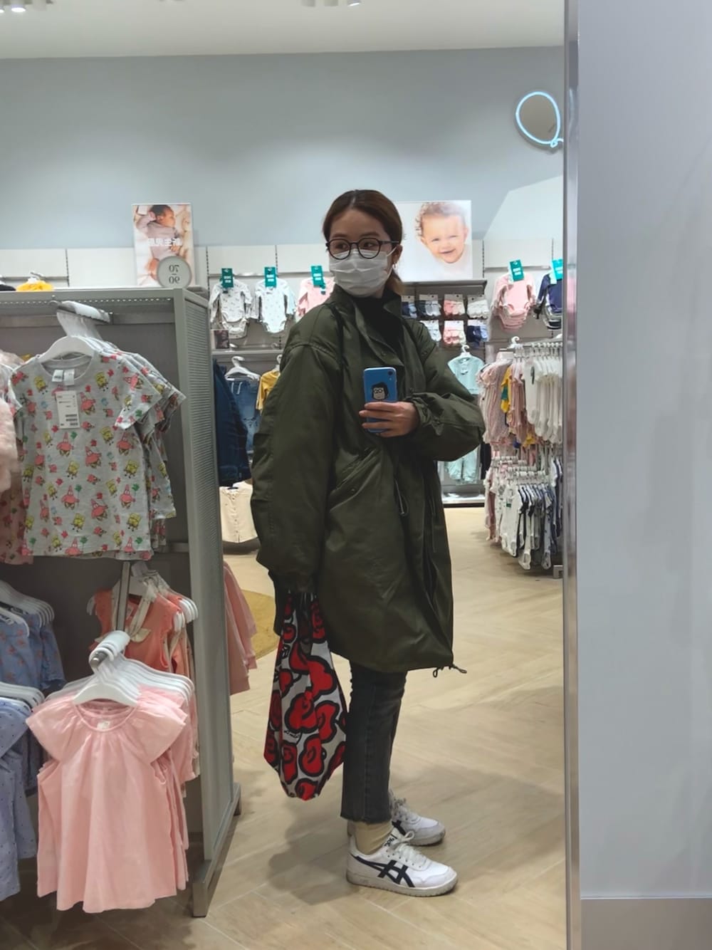 「ミリタリージャケット、プチプラコーデ、ゆるコーデ、大学生コーデ、グリーン、スニーカー、GU、ohotoro、outfit、ootd」｜「GUのアイテム（デニムパンツ、グレー系）」を使った、sinoca☺︎さん（レディース・165cm）の冬コーディネートの1枚目の写真