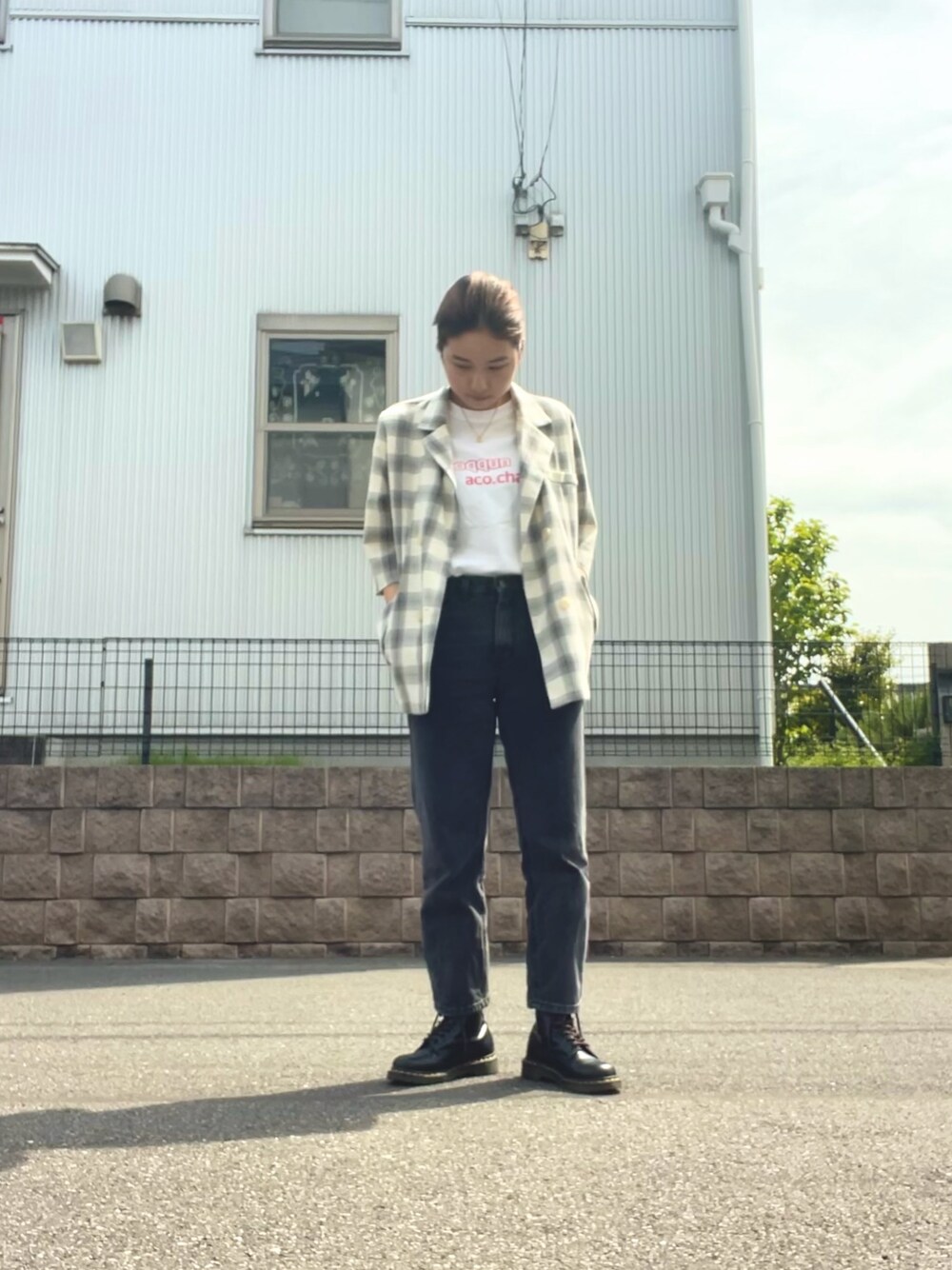 「休日コーデ、きれいめカジュアル、ジャケット　デニム、ラクチンコーデ、大学生コーデ、Dr.Martens、ブラックデニム、春アウター、Tシャツ×デニム、いいね、save、フォローお願いします🤑」｜「aco.のアイテム（Tシャツ/カットソー、ホワイト系）」を使った、sinoca☺︎さん（レディース・165cm）の春コーディネートの1枚目の写真