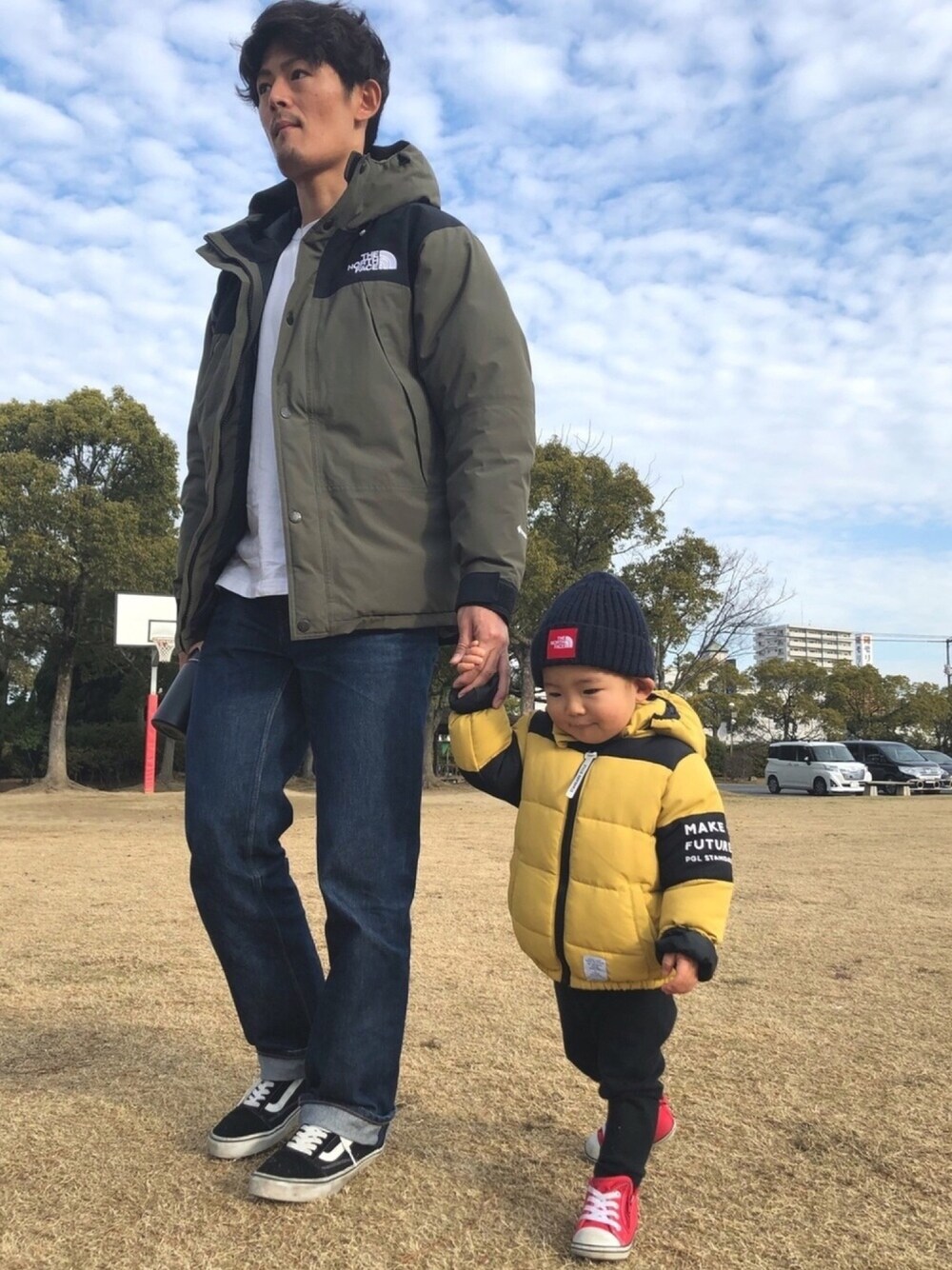 「1歳9ヶ月、男の子、男の子コーデ、ダウンジャケット、THE NORTH FACE、パパと息子、マウンテンダウンジャケット、ノースフェイス、冬コーデ、カジュアル」｜「THE NORTH FACEのザ・ノースフェイス / カプッチョリッド（キッズ）（ニットキャップ/ビーニー、ブルー系）」を使った、すーさん（レディース・153cm）の冬コーディネートの1枚目の写真