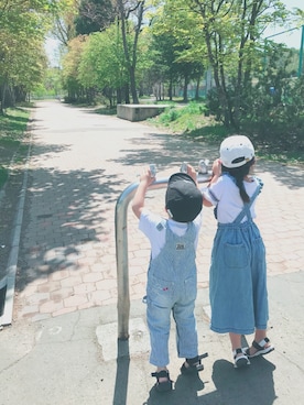 「後ろ姿」｜「アイテム（オールインワン・サロペット）」を使った、m.yさん（キッズ・110cm）の春コーディネート