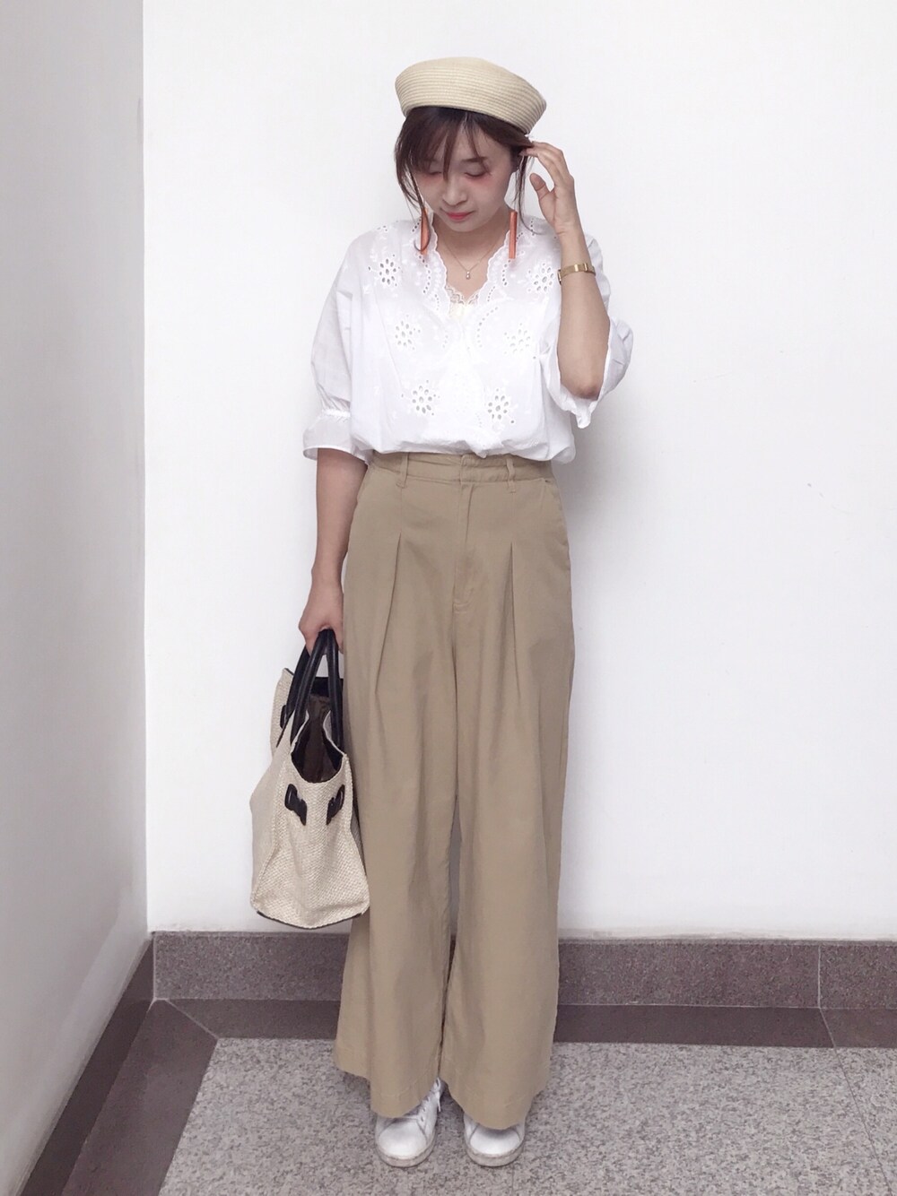 「夏、大人カジュアル、スカラップ、ブラウス、ワイドパンツ、かごバッグ、ベレー帽、GU」｜「GUのアイテム（トップス、ホワイト系）」を使った、wei☆chanさん（レディース・166cm）の夏コーディネートの1枚目の写真