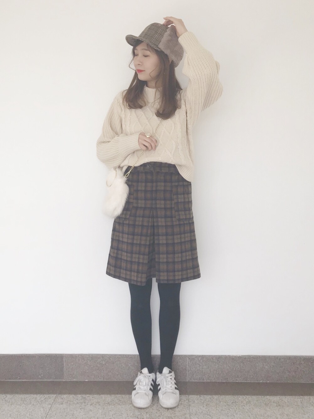 「大人カジュアル、カジュアル、オトナ女子、フライトキャップ、スカート、ケーブルニット、ケーブル編み、チェックスカート、スニーカーコーデ」｜「Chicoのボリューム袖ハイネックケーブルニット（ニット/セーター、ホワイト系）」を使った、wei☆chanさん（レディース・166cm）の冬コーディネートの1枚目の写真