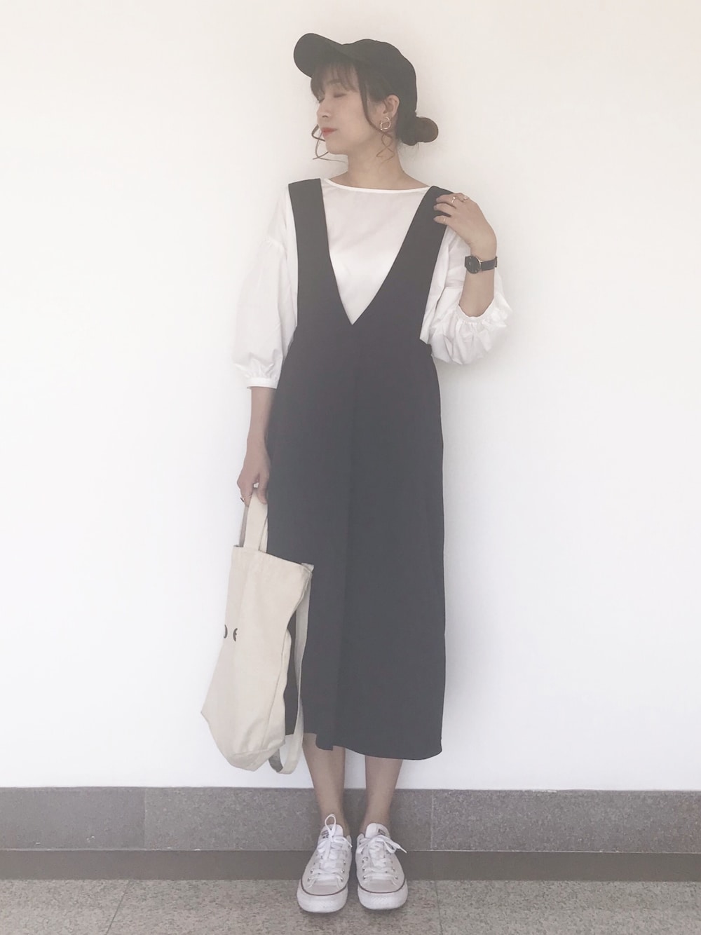 「カジュアル、春コーデ、シンプル、ジャンパースカート、ボリュームブラウス、モノトーン、コンバース、キャップ」｜「earth music&ecologyの・SET2点 ジャンパースカート+ボリュームブラウス（ワンピース、ブラック系）」を使った、wei☆chanさん（レディース・166cm）の春コーディネートの1枚目の写真