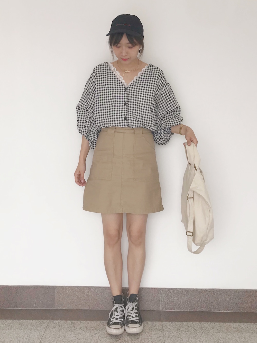 「夏、カジュアル、スカート、プチプラ、コンバース、チェック、ベージュ、キャップ」｜「Chicoの５分袖段々バックリボンブラウス（シャツ/ブラウス、ブラック系）」を使った、wei☆chanさん（レディース・166cm）の春コーディネートの1枚目の写真