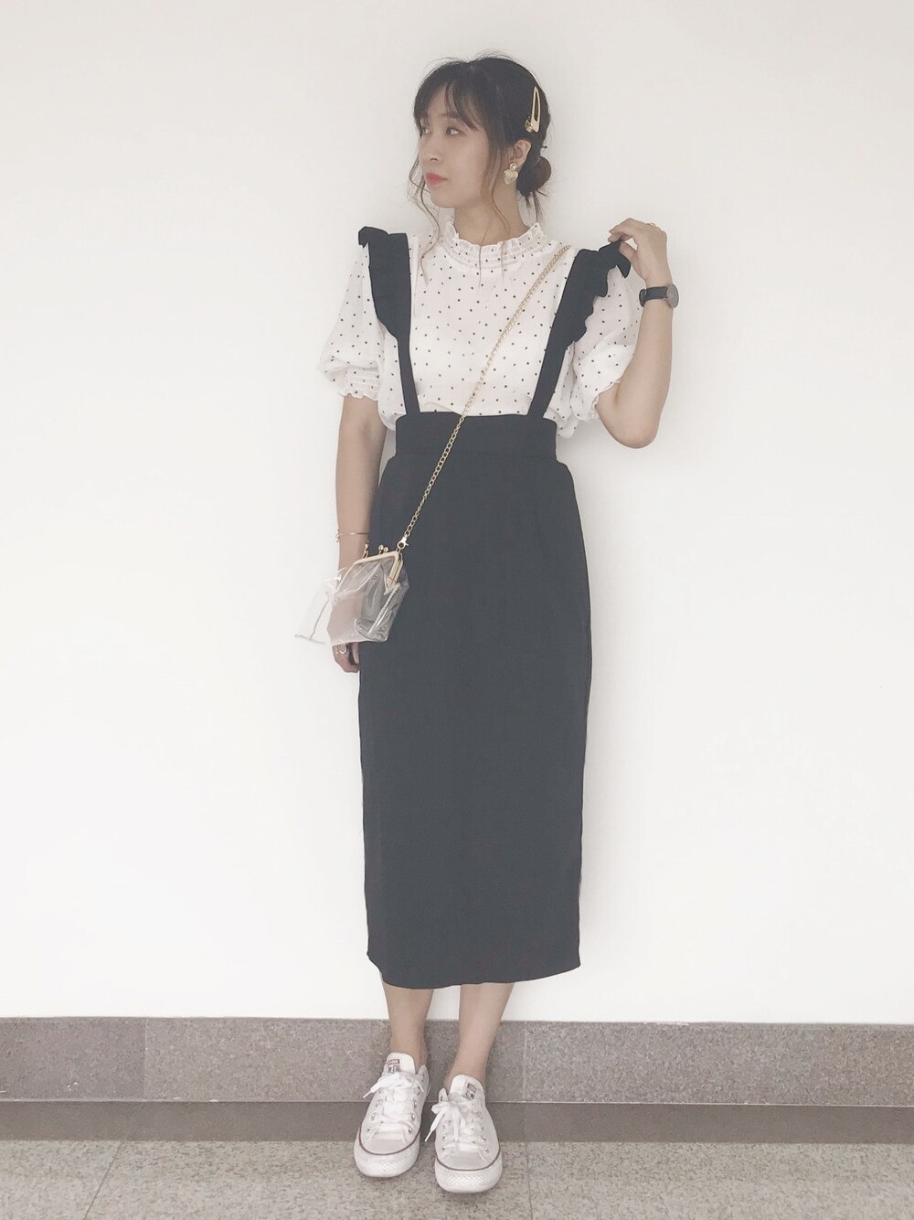 「カジュアルコーデ、プチプラ、ブラウス、スカート、ホワイト、ドット、フリル、コンバース」｜「w closetのシアードットハイネックブラウス（シャツ/ブラウス、ホワイト系）」を使った、wei☆chanさん（レディース・166cm）の春コーディネートの1枚目の写真