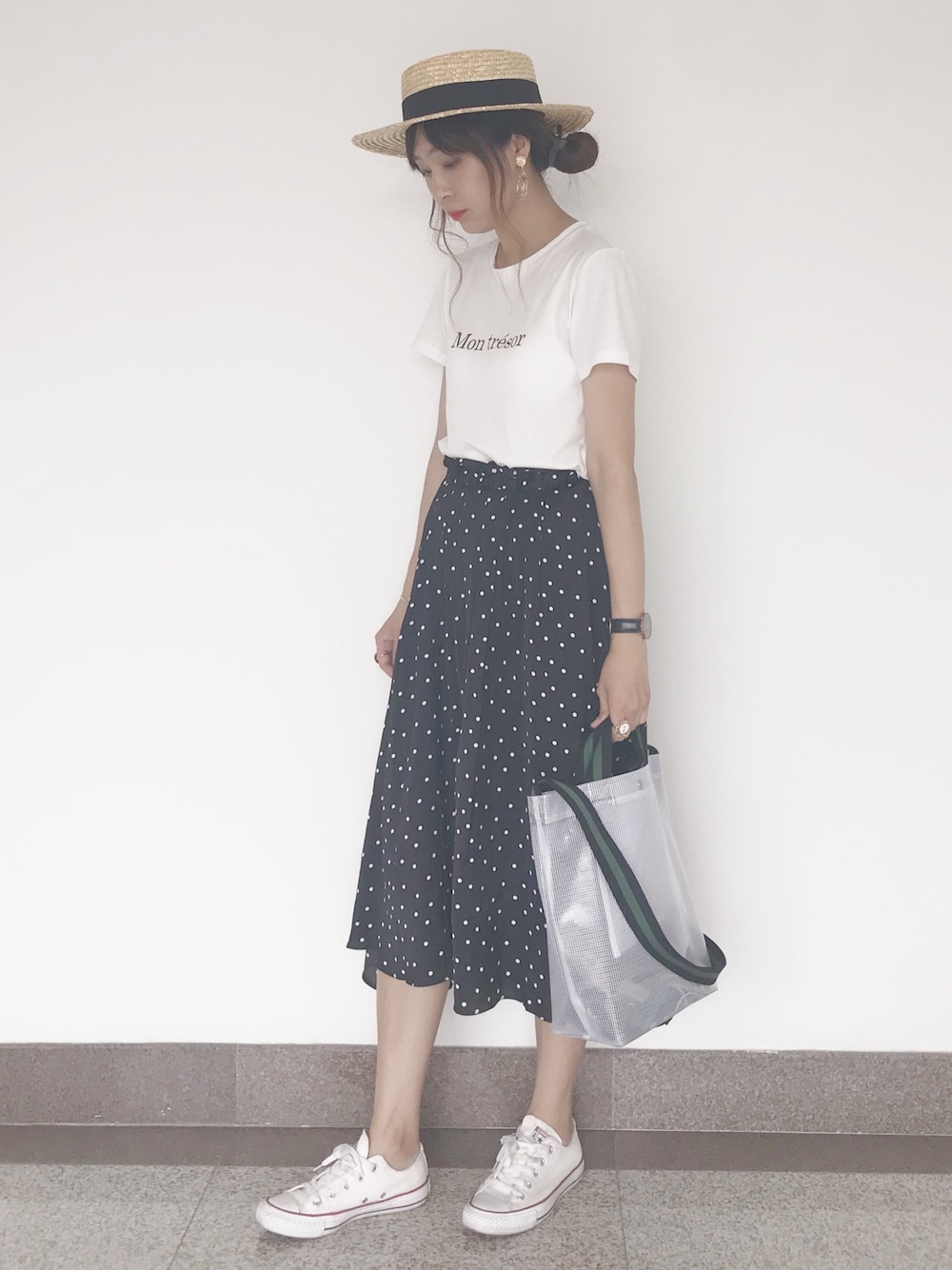 「シンプルコーデ、スカート、ドット、カンカン帽、ビニールバック、Tシャツ、白Tシャツ」｜「CLEARIMPRESSION のロゴＴシャツ（Tシャツ/カットソー、ホワイト系）」を使った、wei☆chanさん（レディース・166cm）の春コーディネートの1枚目の写真