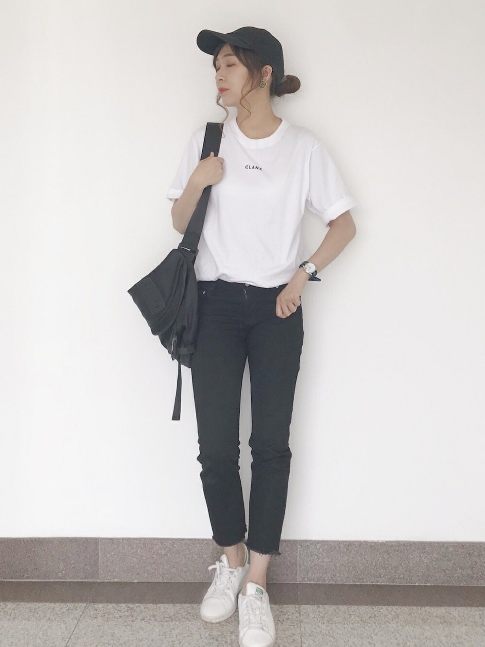 「カジュアルコーデ、シンプルコーデ、Tシャツ、黒スキニー、白Tシャツ、ボディバッグ、ウエストポーチ、パンツスタイル」｜「CLANEのCLANE PACK T/S（Tシャツ/カットソー、ホワイト系）」を使った、wei☆chanさん（レディース・166cm）の夏コーディネートの1枚目の写真