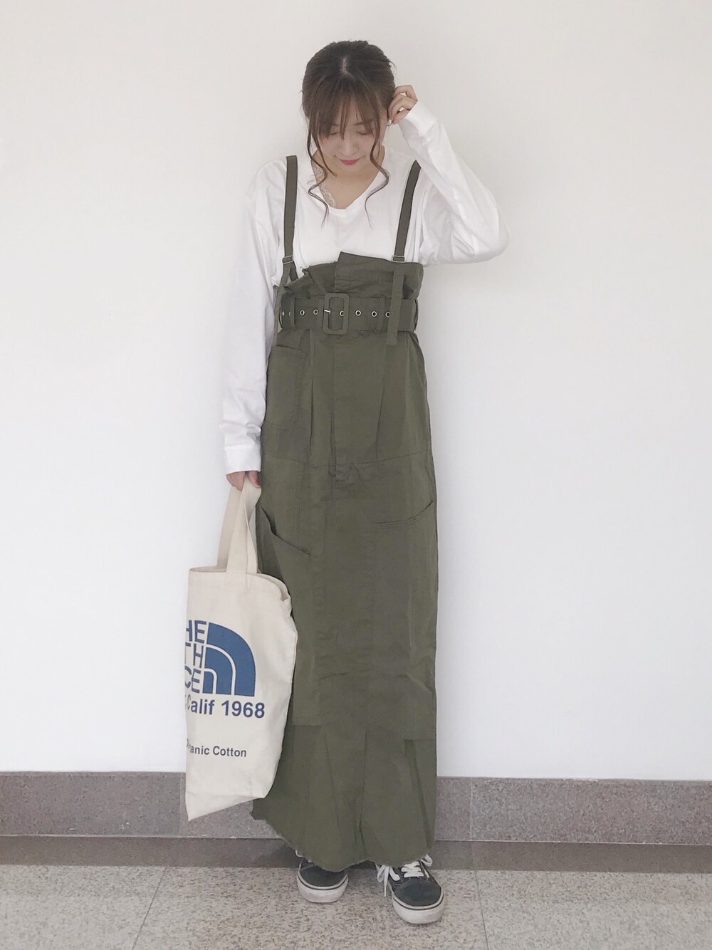 「大人カジュアル、春コーデ、カーキ、カスタネ、ワンピース、ootd、カジュアル」｜「Kastaneのハイウエストリメイク風ワンピース（ワンピース、グリーン系）」を使った、wei☆chanさん（レディース・166cm）の春コーディネートの1枚目の写真