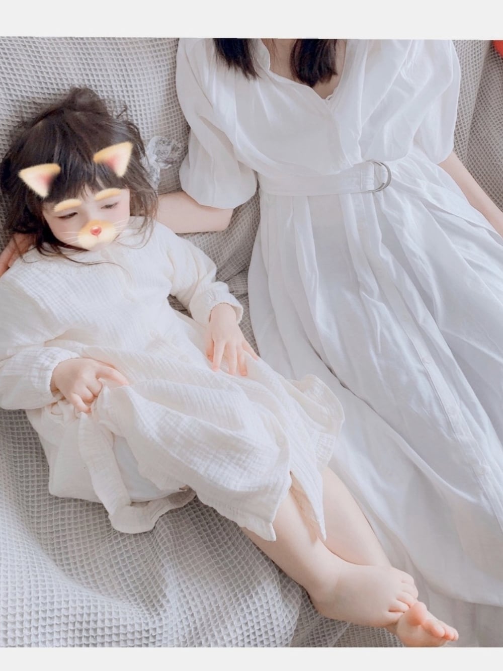 「おうちファッション、白ワンピース、女の子、親子コーデ、2歳8ヶ月、むっちり娘、シャツワンピース、ナチュラルクチュール、おうちスタイル、春夏コーデ」｜「Seraphのシャツワンピース（シャツワンピース、ホワイト系）」を使った、めめこさん（キッズ・90cm）の春コーディネートの1枚目の写真