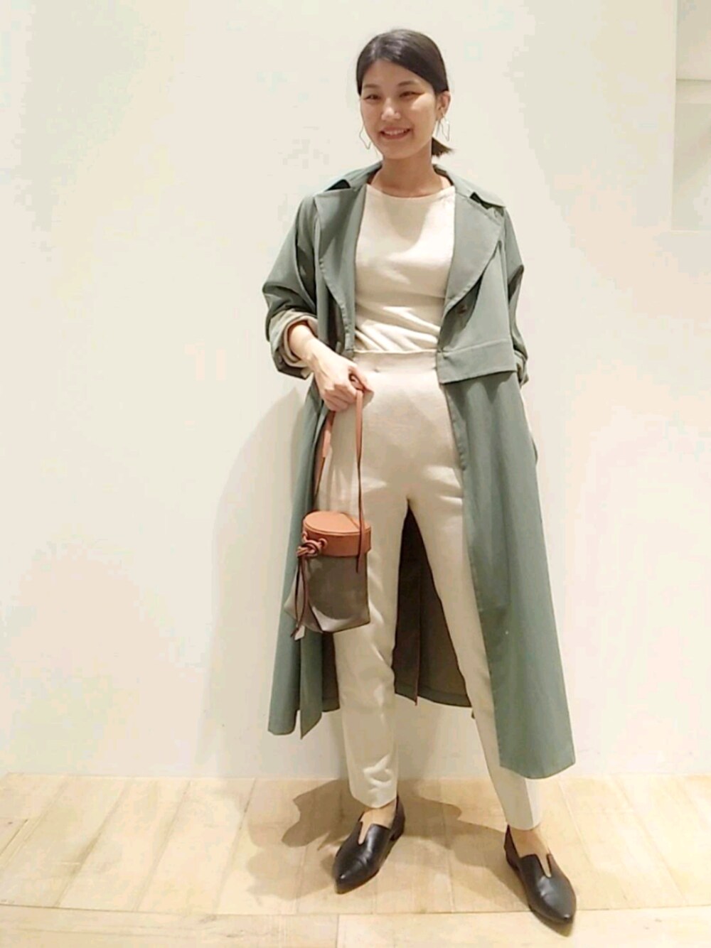 「ワントーンコーデ、秋のコーデ、ロングコート、大人カジュアル、カーキ、パンツスタイル、カリテ(qualite)、秋カラー、秋服準備はじめました、秋トレンド2021」｜「qualiteの【セットアップ対応】スラブシャークスキンハイウエストパンツ（その他パンツ、ホワイト系）」を使った、MISAKIさん（レディース・169cm）の秋コーディネートの1枚目の写真