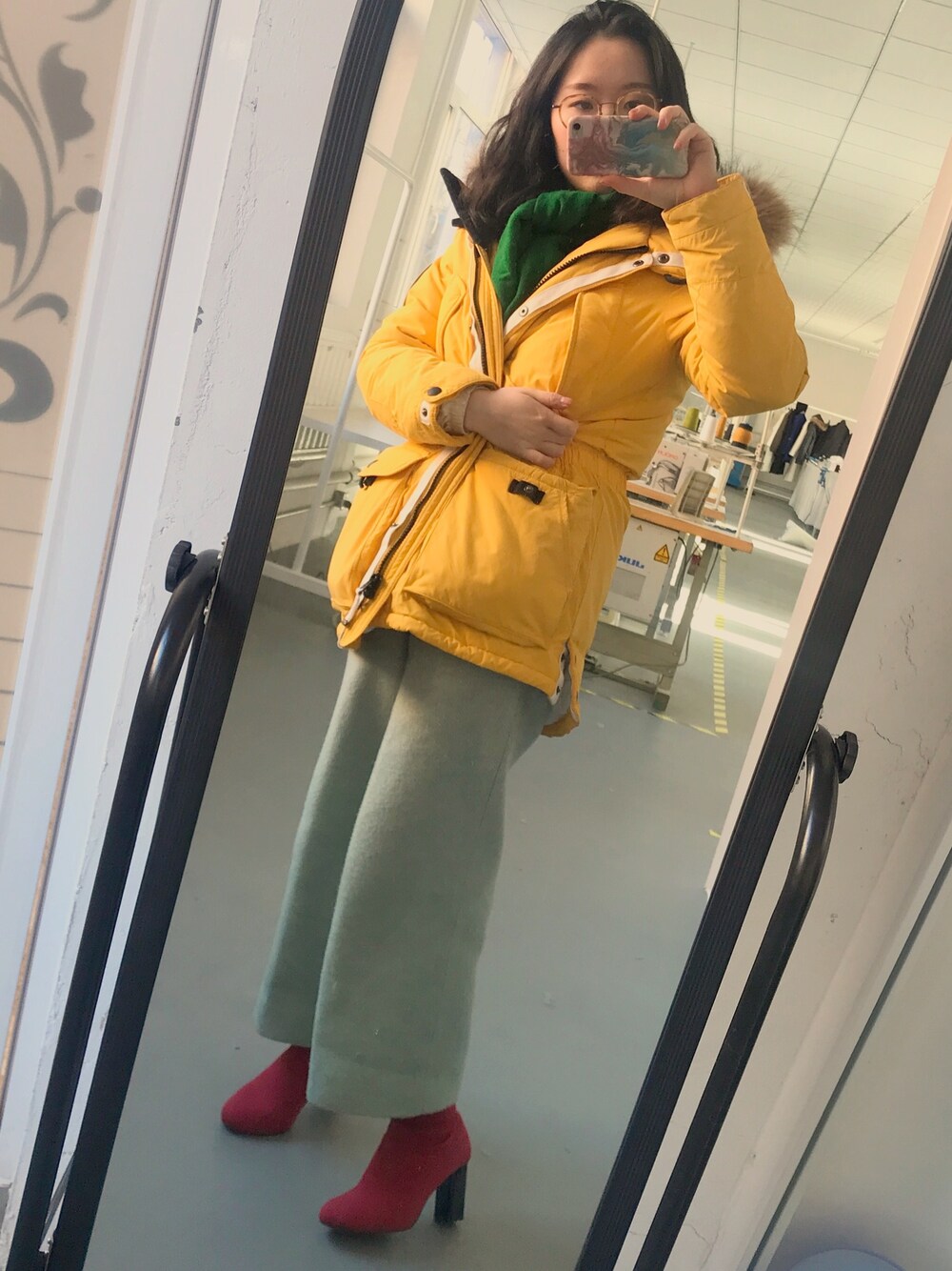 「winter、Down Jacket 、ダウンジャケット、green pants、カジュアルコーデ、cold weather、赤、heels」｜「MOUSSYのアイテム（スニーカー、レッド系）」を使った、Amelia .Cさん（レディース・160cm）の冬コーディネートの1枚目の写真