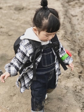 「petit main（プティマイン）のベーシックコーデュロイサロペット（サロペット/オーバーオール、ホワイト系）」を使った、リトル・ラブ小爱さん（キッズ・90cm）の春コーディネート