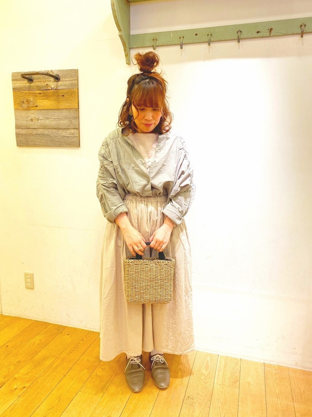 「SM2、Samansa Mos2、TSUHARU by Samansa Mos2 、サマンサ モスモス(Samansa Mos2)、カーキ、ロンT、おしゃれさんと繋がりたい、Te chichi(Te chichi)、ガーリー、いいね、save、フォローお願いします🤑」｜「Samansa Mos2のドライフラワーフォトプリントＴシャツ（Tシャツ/カットソー、ベージュ系）」を使った、Iwakamiさん（レディース・155cm）の春コーディネートの1枚目の写真
