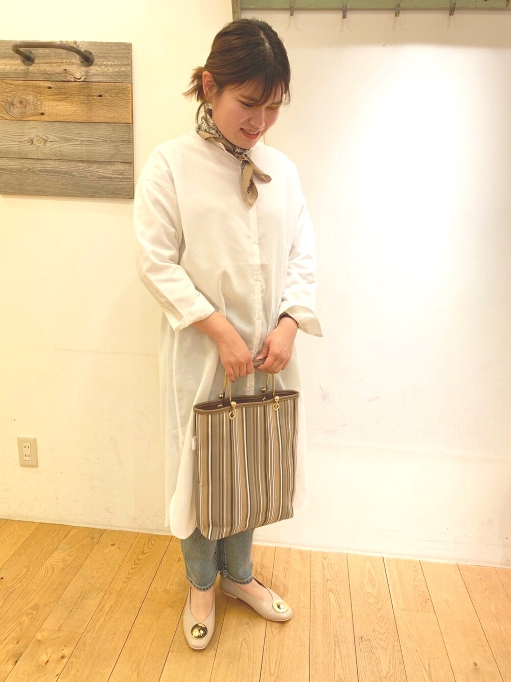 「春コーデ、スカーフ、シャツワンピ、デニム、SM2、Te chichi(Te chichi)、lugnoncure、サマンサ モスモス(Samansa Mos2)、Samansa Mos2、いいね、save、フォローお願いします🤑」｜「Lugnoncureのアイテム（ファッション雑貨、ベージュ系）」を使った、Iwakamiさん（レディース・160cm）の春コーディネートの1枚目の写真