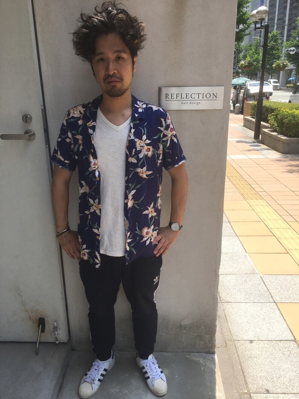 「vintage、アロハシャツ、adidas、adidas originals、スニーカー、カジュアル、神戸、三宮、美容室、reflection」｜「adidas Originalsのアイテム（その他パンツ、ブルー系）」を使った、REFLECTIONさん（メンズ・176cm）の春コーディネートの1枚目の写真