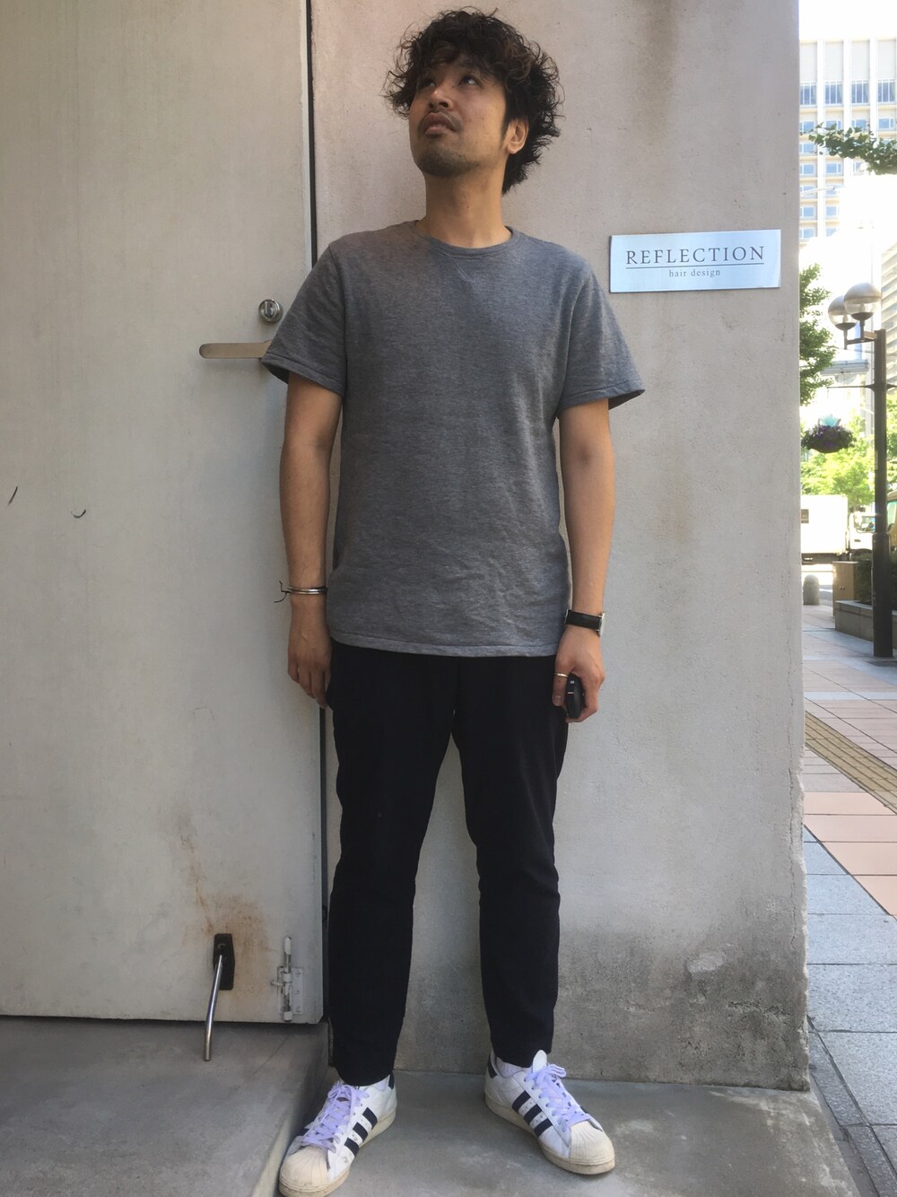 「A.P.C.、adidas originals、オトナカジュアル、夏、Daniel Wellington、ootd、神戸、美容室、三宮、reflection」｜「A.P.C.のT SHIRT ANATOLE France 15A（Tシャツ/カットソー、グレー系）」を使った、REFLECTIONさん（メンズ・174cm）の春コーディネートの1枚目の写真