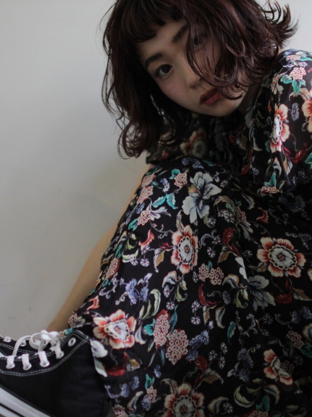 「オトナ女子、カジュアル、花柄、ootd、converse、神戸、三宮、美容室、reflection」｜「CONVERSEの【CONVERSE】CANVAS J HI（スニーカー、ブラック系）」を使った、REFLECTIONさん（レディース・156cm）の春コーディネートの1枚目の写真