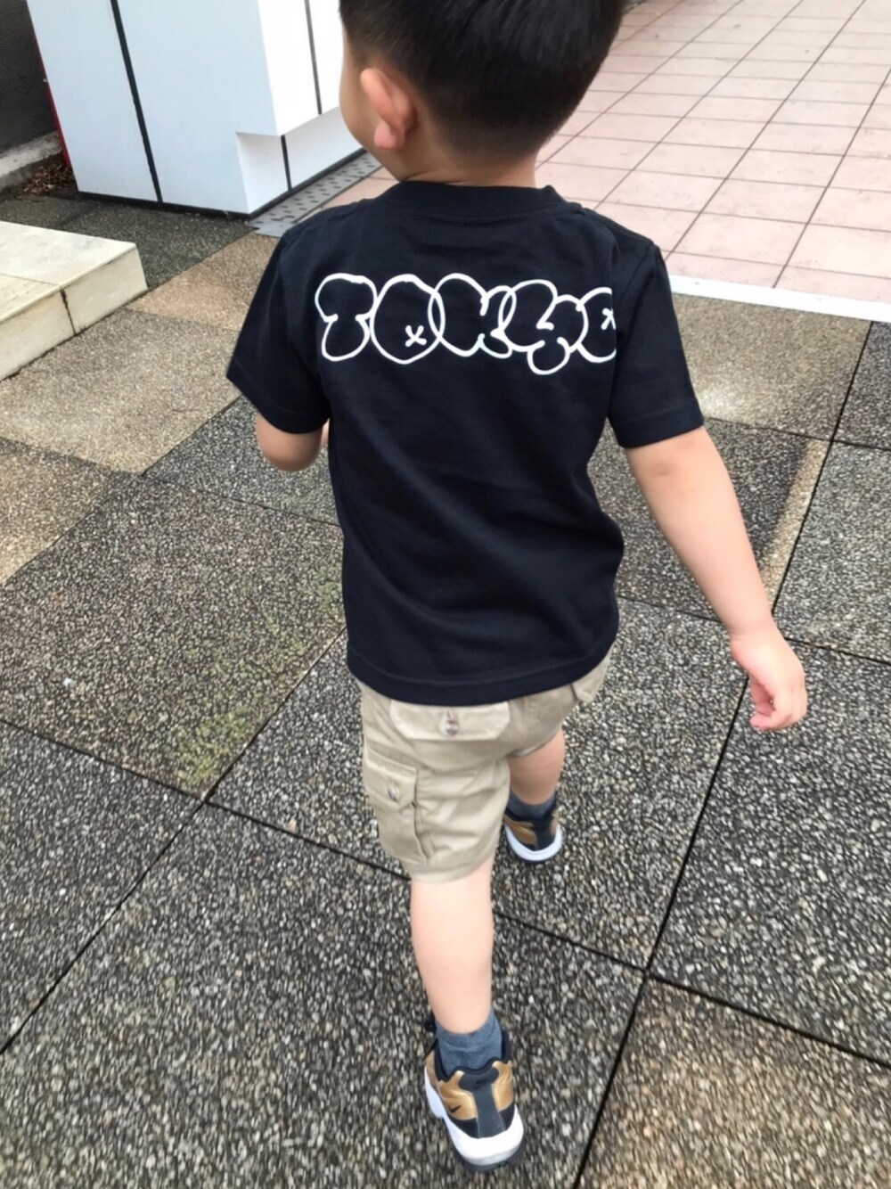 「アーバンストリート、キッズコーデ、ブラックコーデ、キッズファッション、NIKE、ラルフローレン」｜「SNYS KIDSのアイテム（Tシャツ/カットソー、ブラック系）」を使った、yujiさん（キッズ・100cm）の夏コーディネートの1枚目の写真