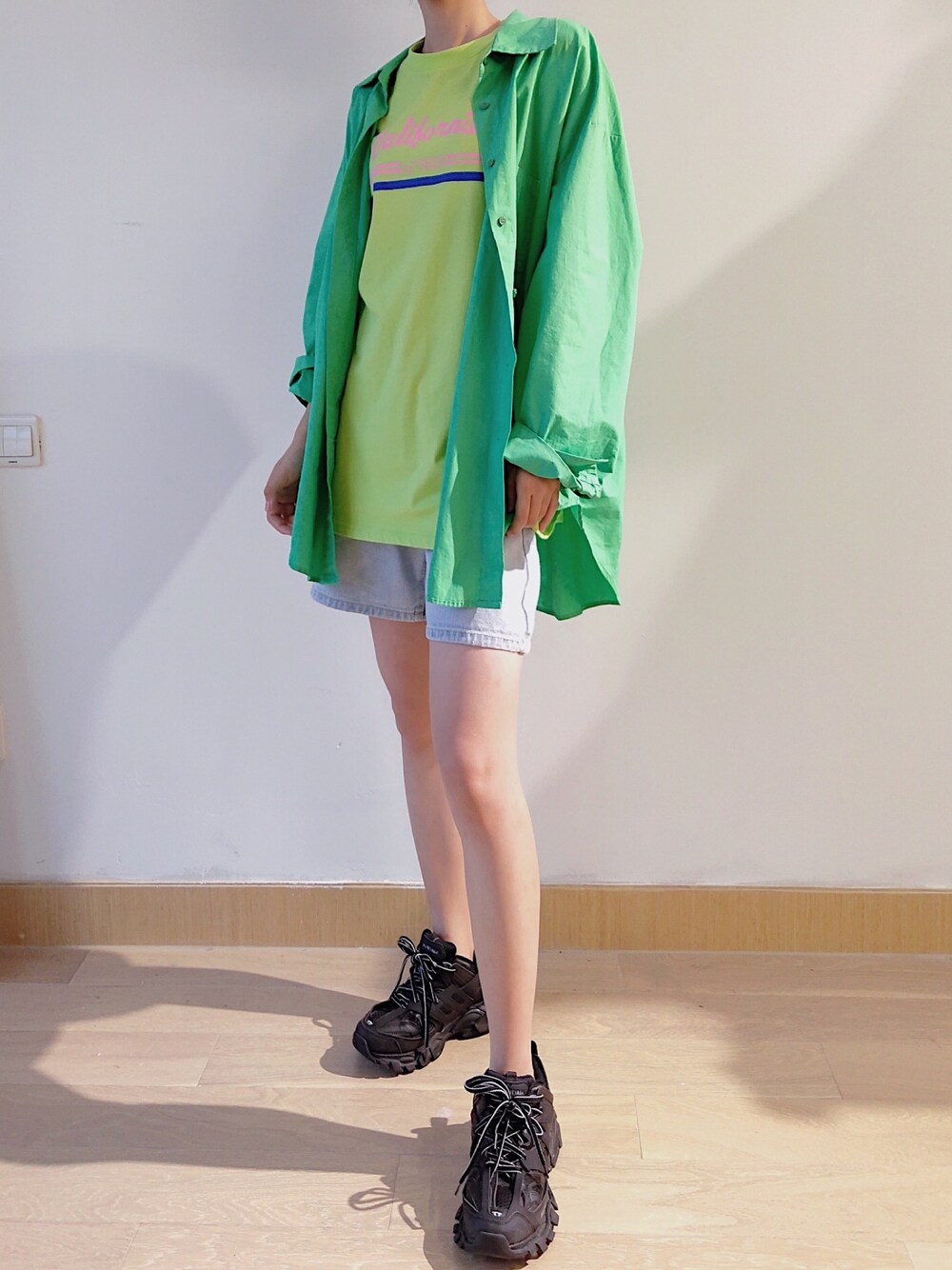 「May.のアイテム（シャツ/ブラウス、グリーン系）」を使った、Aug.さん（レディース・165cm）の夏コーディネートの1枚目の写真
