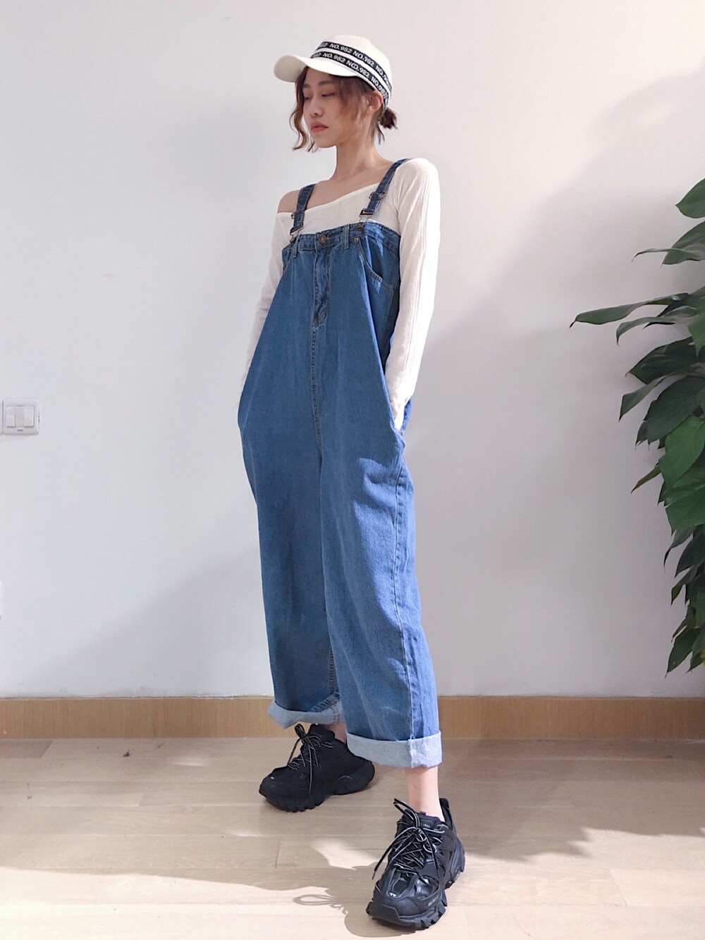 「街头搭配、复古」｜「May.のアイテム（デニムパンツ、ブルー系）」を使った、Aug.さん（レディース・165cm）の夏コーディネートの1枚目の写真