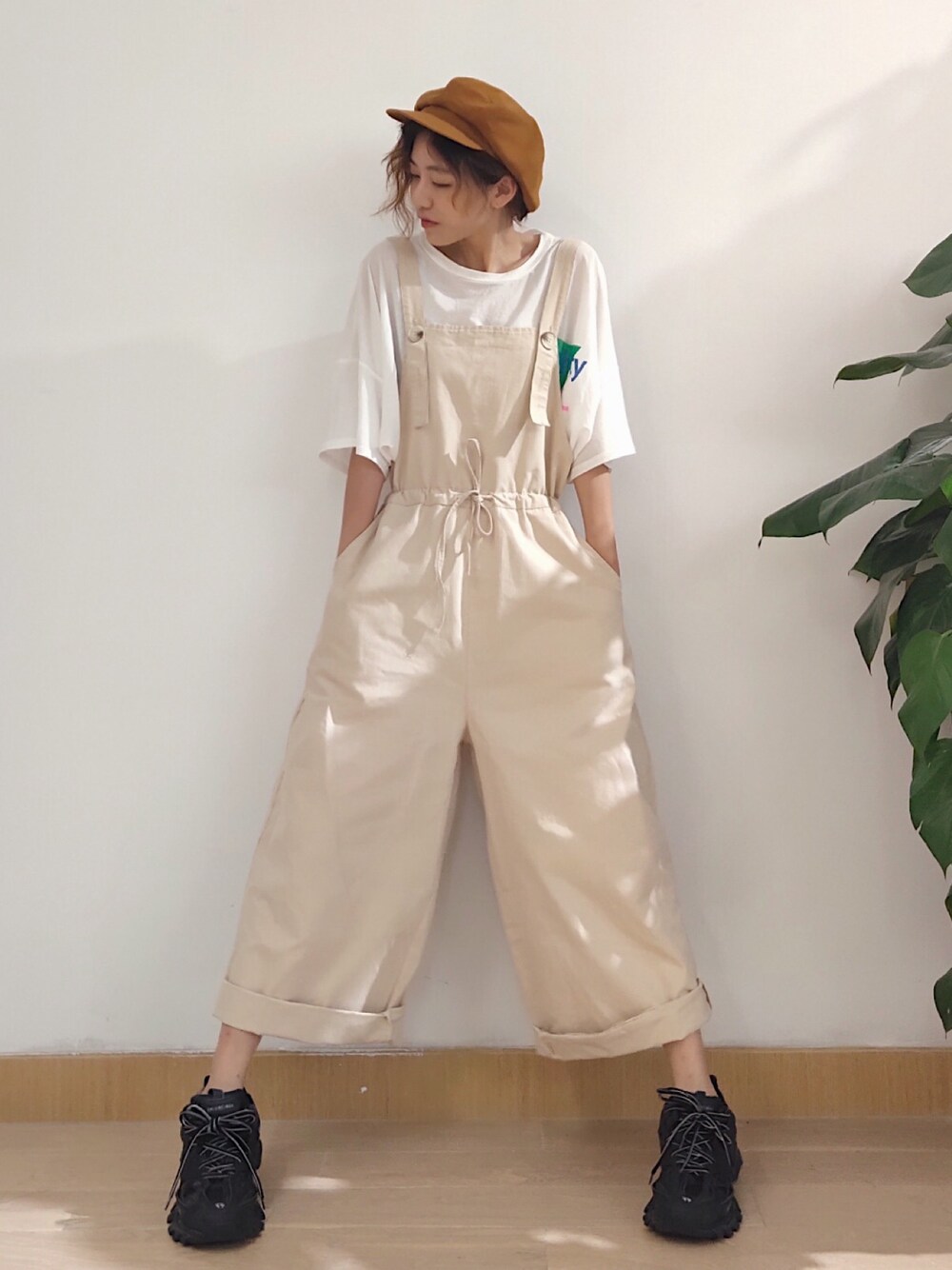「街头搭配、休闲、日系极简、oversize」｜「May.のアイテム（サロペット/オーバーオール、ベージュ系）」を使った、Aug.さん（レディース・165cm）の夏コーディネートの1枚目の写真