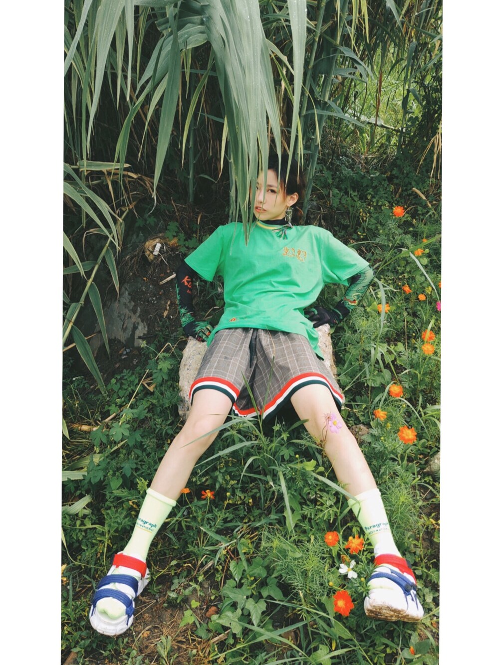 「街头搭配、国潮、复古、夏」｜「密扇のアイテム（Tシャツ/カットソー、グリーン系）」を使った、Aug.さん（レディース・165cm）の夏コーディネートの1枚目の写真