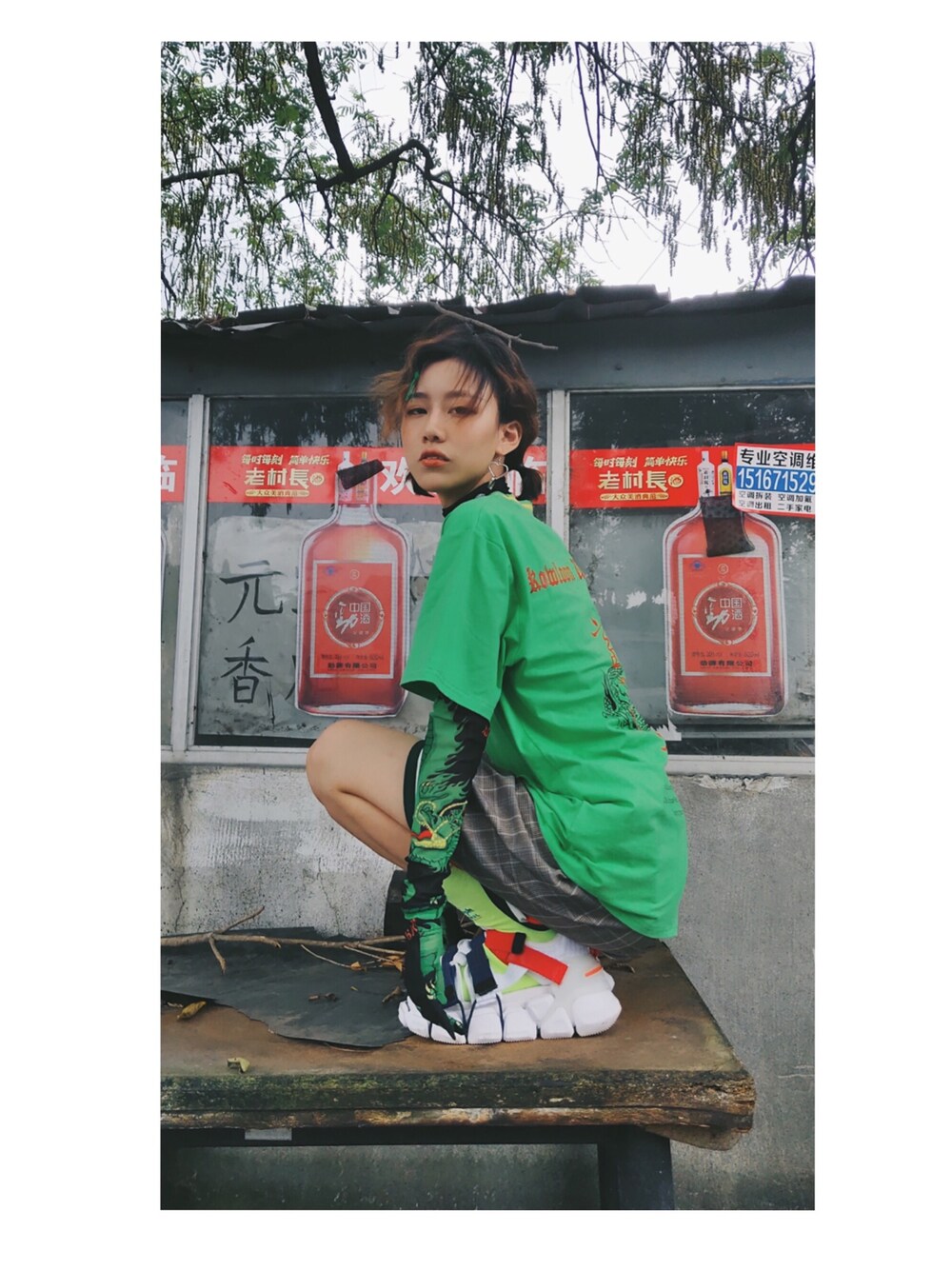 「街头搭配、夏、国潮、复古」｜「Mukzinのアイテム（Tシャツ/カットソー、グリーン系）」を使った、Aug.さん（レディース・165cm）の夏コーディネートの1枚目の写真