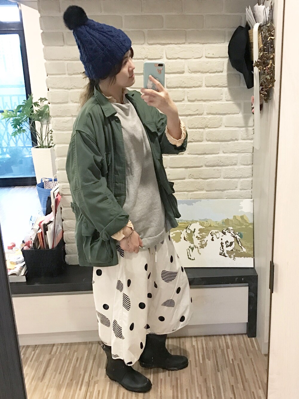 「春コーデ、fashion、veritecoeur、BEAMS BOY、URBAN RESEARCH、ママコーデ、メンズライク、ナチュラルスタイル、ニットキャップ、雨の日コーデ」｜「neeのアイテム（ニット/セーター、グレー系）」を使った、mikaさん（レディース・169cm）の春コーディネートの1枚目の写真