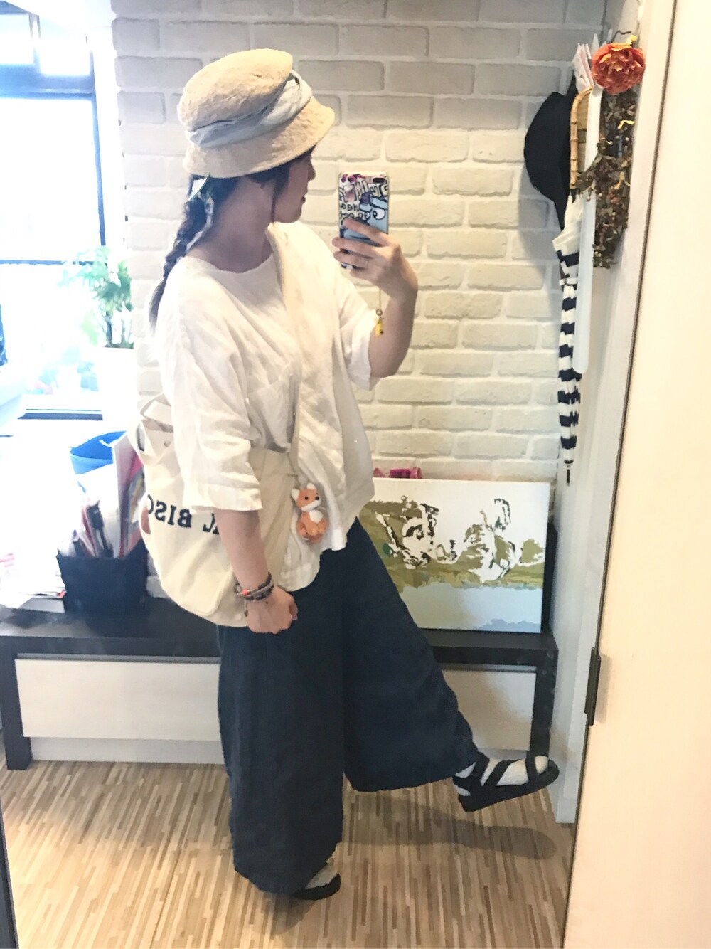 「メンズライク、夏コーデ、summer、URBAN RESEARCH、nest robe、veritecoeur、ママコーデ、ナチュラルスタイル、サンダルに靴下、ワイドパンツ」｜「HonneteのBIG PKT ブラウス（シャツ/ブラウス、ホワイト系）」を使った、mikaさん（レディース・169cm）の春コーディネートの1枚目の写真