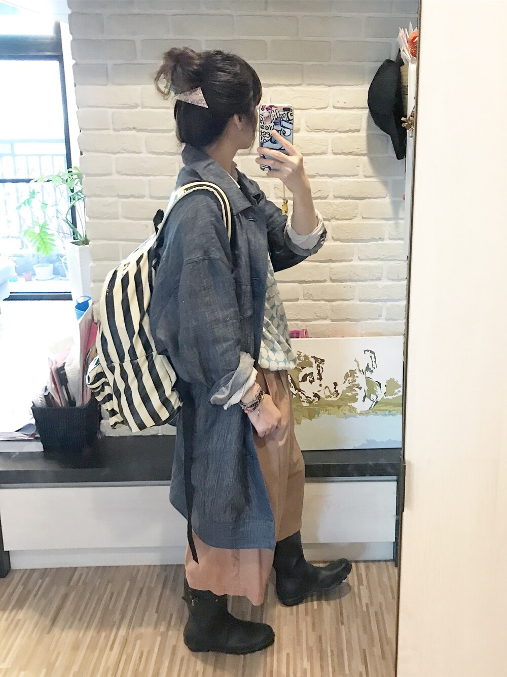 「雨の日コーデ、veritecoeur、BEAMS BOY、URBAN RESEARCH、united arrows、ママコーデ、デニムジャケット、ワイドパンツ、ナチュラルスタイル、休日スタイル」｜「whipleのアイテム（その他パンツ、ピンク系）」を使った、mikaさん（レディース・169cm）の春コーディネートの1枚目の写真