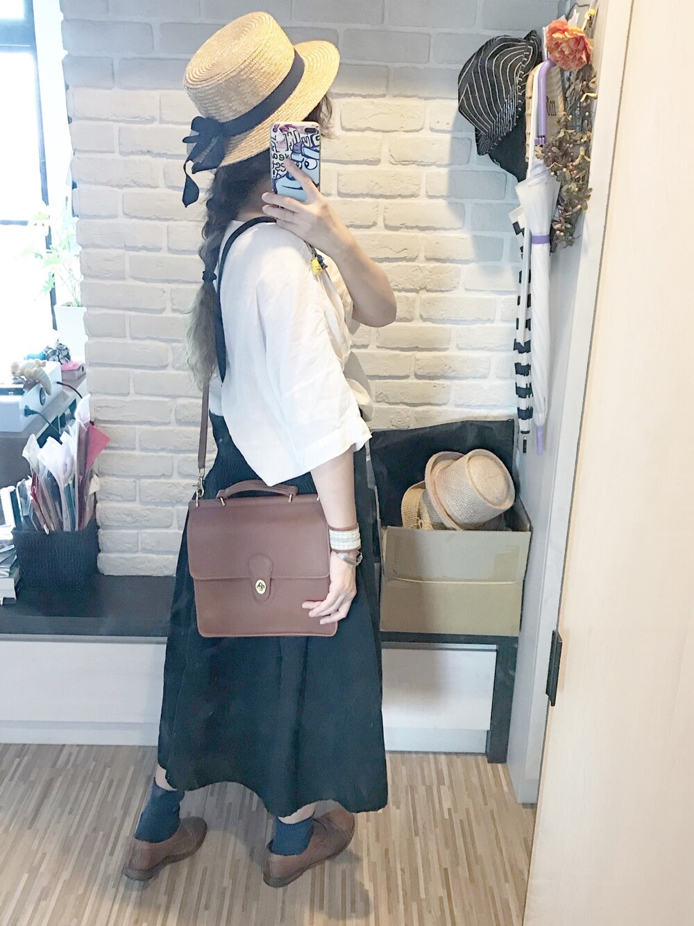 「秋のコーデ、black、ママコーデ、森ガール、麦わら帽子、エプロン、ナチュラル、veritecoeur、nest robe」｜「HonneteのBIG PKT ブラウス（シャツ/ブラウス、ホワイト系）」を使った、mikaさん（レディース・169cm）の秋コーディネートの1枚目の写真
