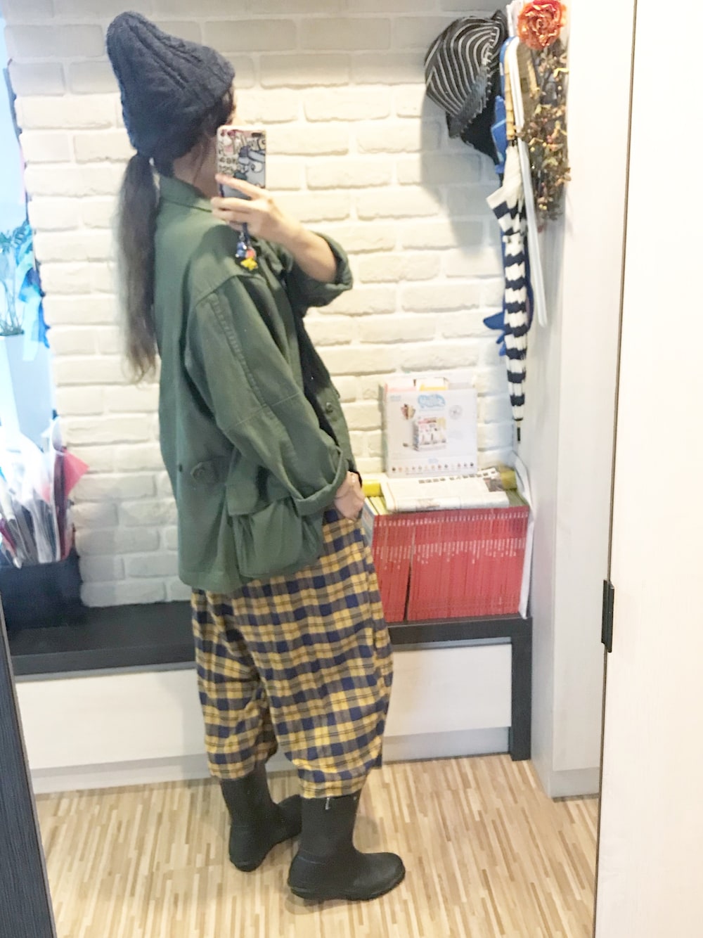 「秋のコーデ、メンズライク、古着MIX、ママコーデ、ニット帽、ママファッション、ワイドパンツ、ワーク、雨の日コーデ、ナチュラルスタイル」｜「Ungridのルーズミリタリージャケット（ミリタリージャケット、グリーン系）」を使った、mikaさん（レディース・169cm）の秋コーディネートの1枚目の写真