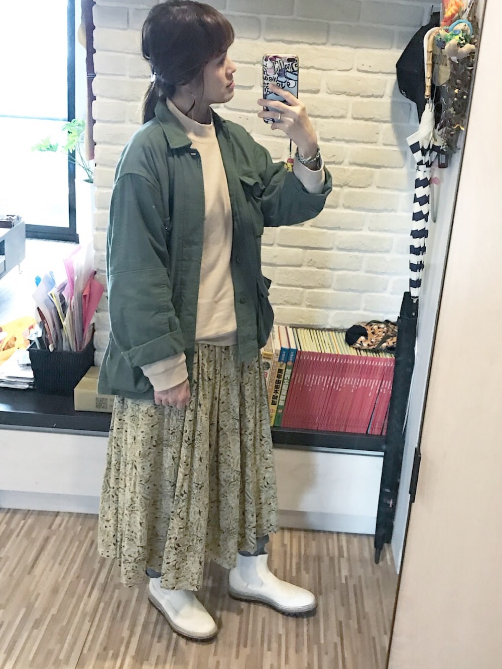 「カジュアル、オトナ女子、ジャケット、ママコーデ、veritecoeur、URBAN RESEARCH、花柄ワンピース、カーキアウター、united arrows、BEAUTY&YOUTH UNITED ARROWS」｜「Ungridのルーズミリタリージャケット（ミリタリージャケット、グリーン系）」を使った、mikaさん（レディース・169cm）の冬コーディネートの1枚目の写真
