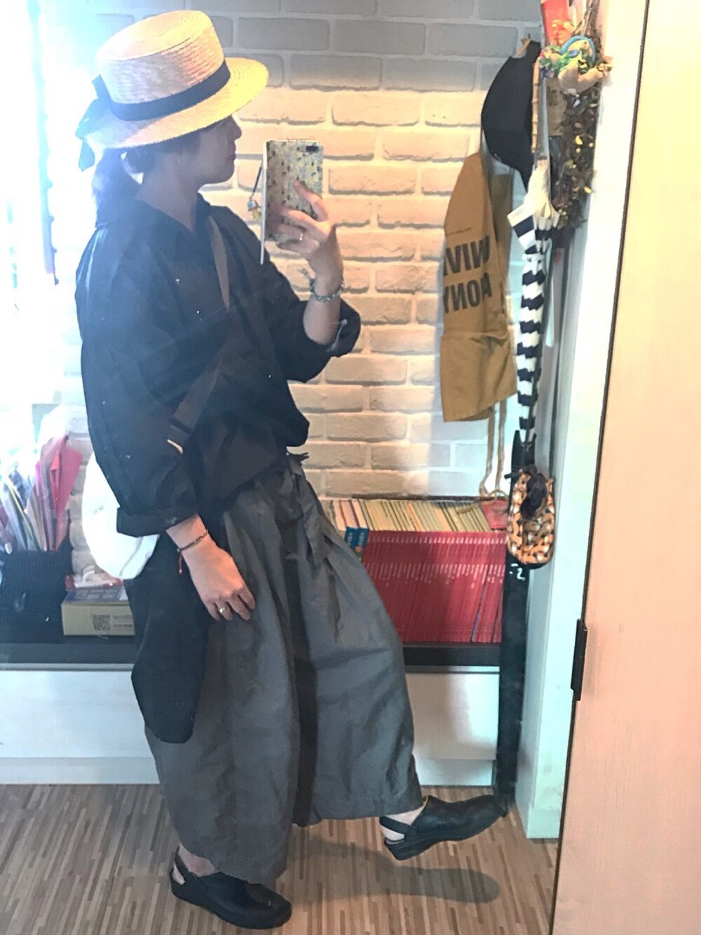 「ootd、ワイドパンツ、夏コーデ、ナチュラルスタイル、麦わら帽子、ブラック×ホワイト、ママコーデ、カジュアルコーデ、nest robe、veritecoeur」｜「soleilのSOLEIL / ショルダーバッグ（ショルダーバッグ、ホワイト系）」を使った、mikaさん（レディース・169cm）の春コーディネートの1枚目の写真