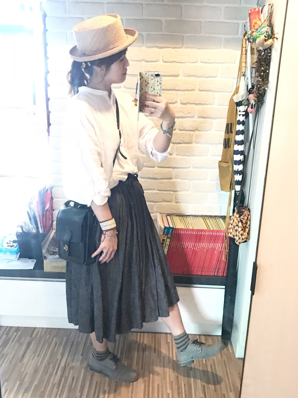 「夏コーデ、カジュアル、スカート、デニムスカート、リネン、nest robe、veritecoeur、ママコーデ、black and white、麦わら帽子」｜「kaorinomoriのアイテム（ハット、ベージュ系）」を使った、mikaさん（レディース・169cm）の春コーディネートの1枚目の写真