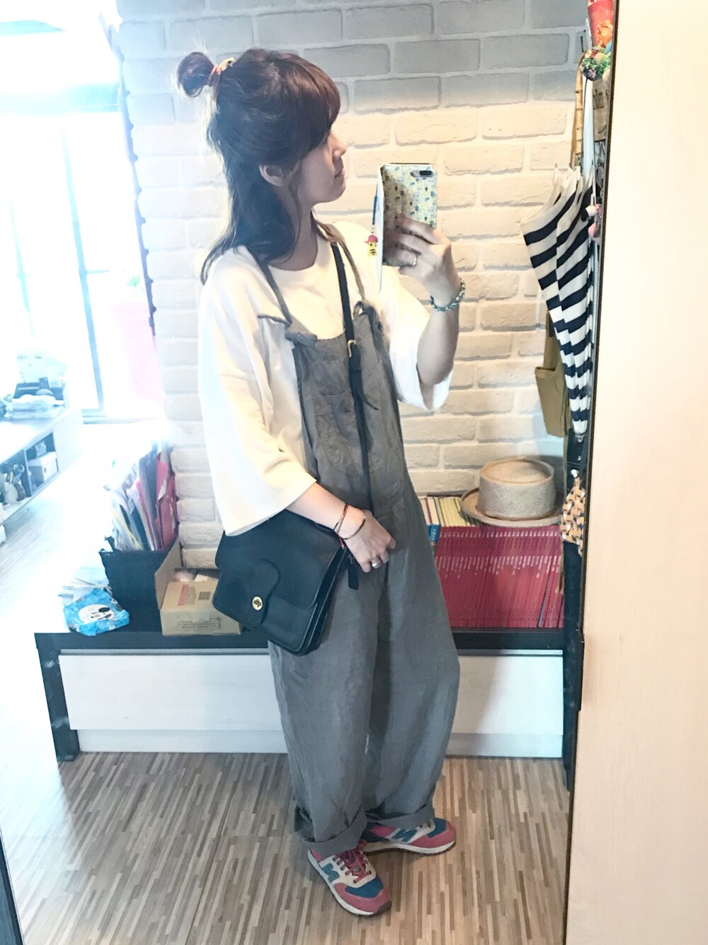 「夏、休日スタイル、outfit、ママコーデ、カーキ、veritecoeur、白Tシャツ、サスペンダー、スニーカーコーデ、オーバーサイズ」｜「VeritecoeurのVVC 032 ベルギーリネンオーバーオール GRY （サロペット/オーバーオール、グレー系）」を使った、mikaさん（レディース・169cm）の春コーディネートの1枚目の写真