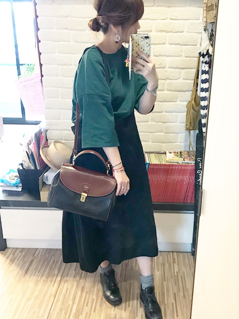 「夏コーデ、ママファッション、オトナカジュアル、カジュアルコーデ、ママコーデ、韓国ファッション、URBAN RESEARCH、united arrows、vintage、BEAMS」｜「GARMENT REPRODUCTION OF WORKERSのGARMENT REPRODUCTION OF WORKERS　VICTORIAN FARMERS SKIRT（スカート、ブラック系）」を使った、mikaさん（レディース・169cm）の春コーディネートの1枚目の写真