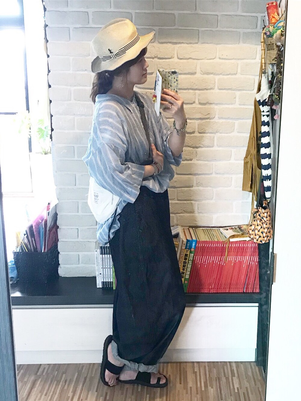 「カジュアルコーデ、夏、ootd、outfit、ビッグT、ワイドデニム、オーバーサイズ、メンズライク、麦わら帽子、veritecoeur」｜「HARVESTYの「HARVESTY/ハーベスティ」コットンサーカスパンツ（デニムパンツ、ブルー系）」を使った、mikaさん（レディース・169cm）の春コーディネートの1枚目の写真